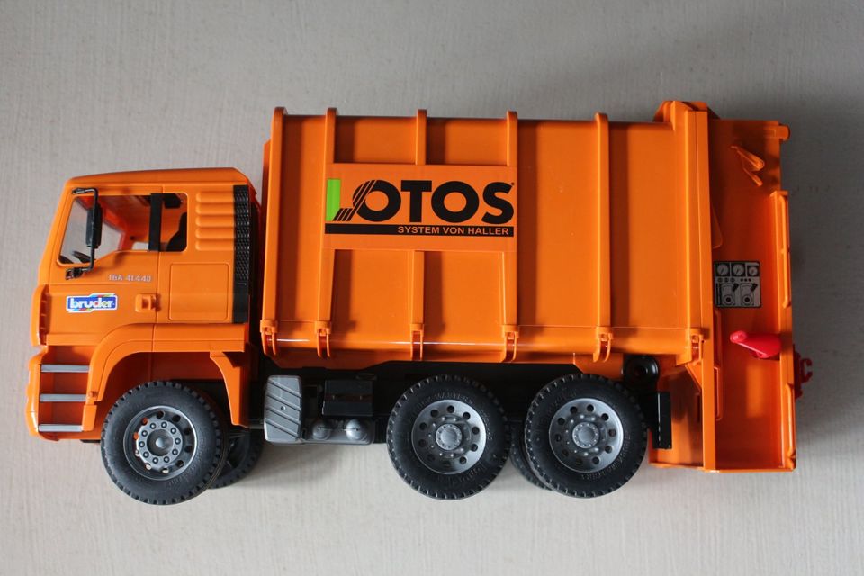 BRUDER Müllabfuhr Müllwagen Müllauto MAN Lotos orange in Pfronten