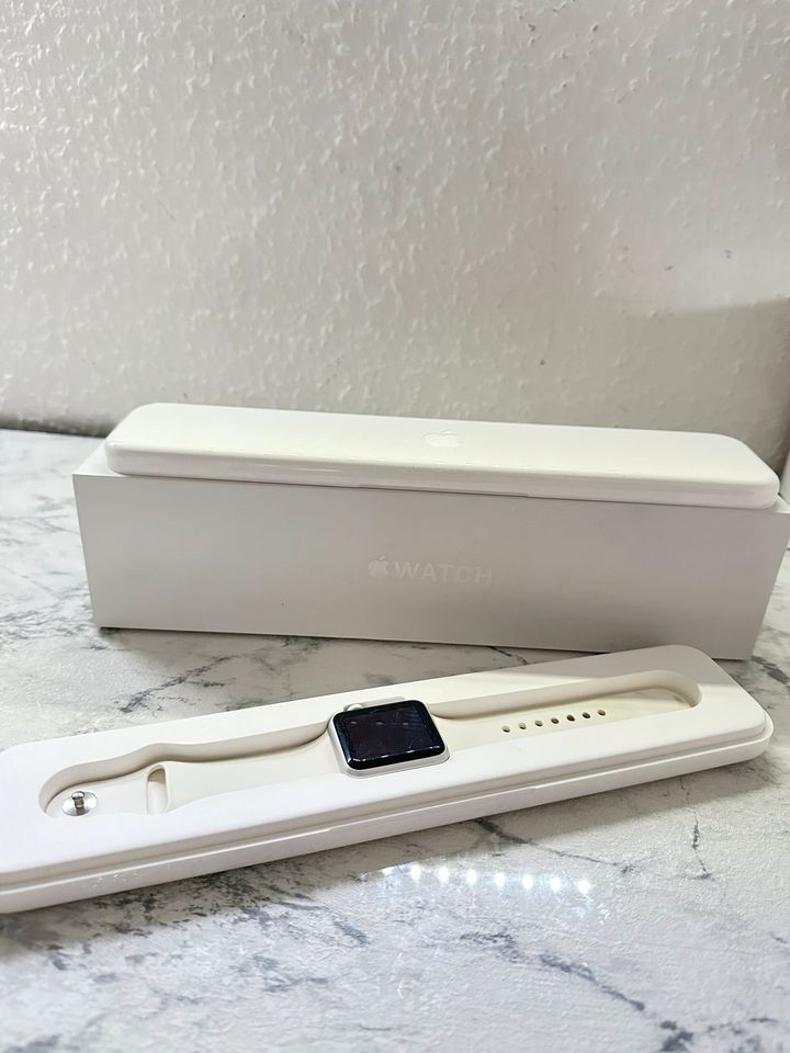 Apple Watch 38mm Case Silber/ white mit Sport Band weiß in Aschaffenburg