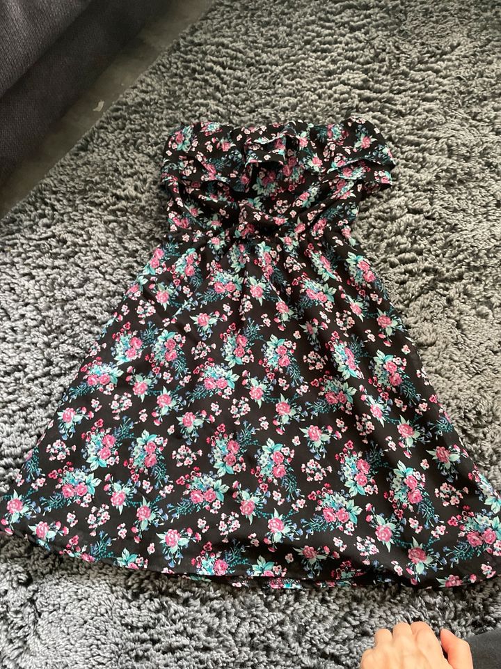 Trägerloses Kleid mit Rückencut Blümchen Kleid in Essen