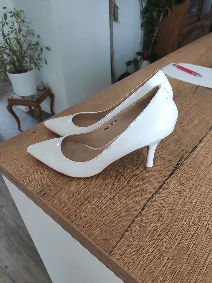 Weiße High Heels, Pumps, Brautschuhe, Hochzeitsschuhe in Wittmund