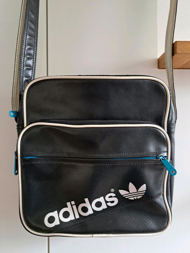 Adidas Umhängetasche ● Crossbag ● Retro ● Leder in Würselen