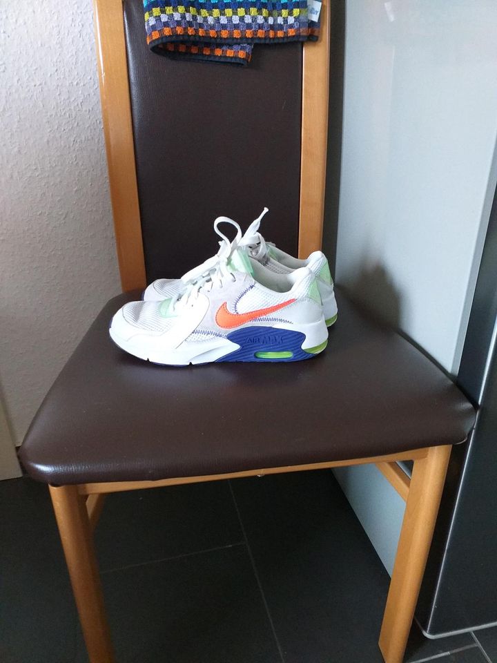 Junge Schuhe NIKE AIR MAX 38 in Esslingen