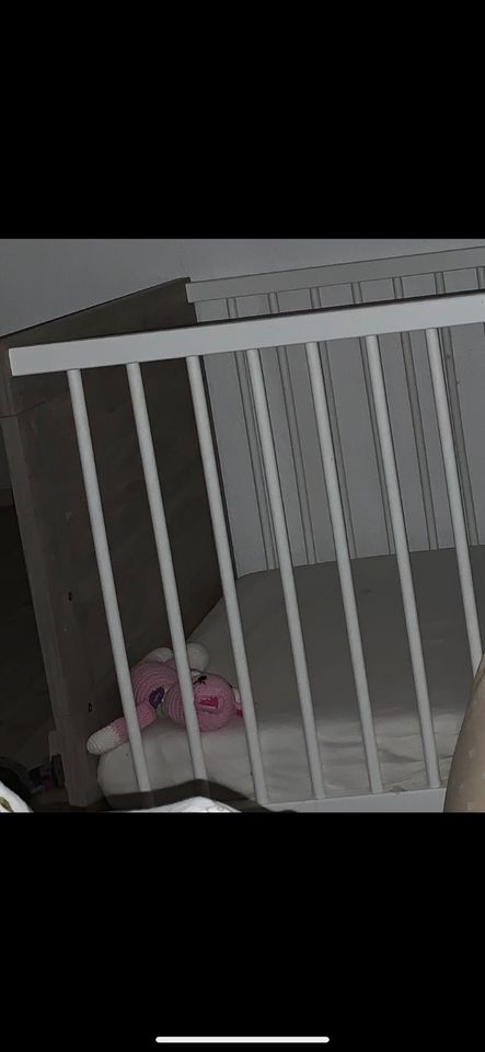 Baby Bett  (Gitter Bett ) + Matratze in Remscheid