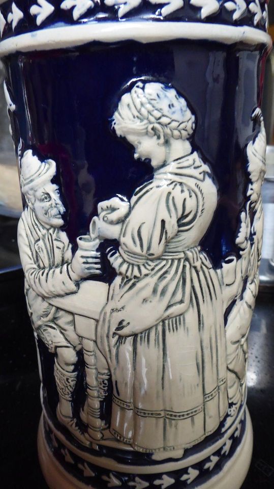 Keramik Bierkrug 1 Liter Gerz Reliefkeramik Wirtshausszene in Bergheim