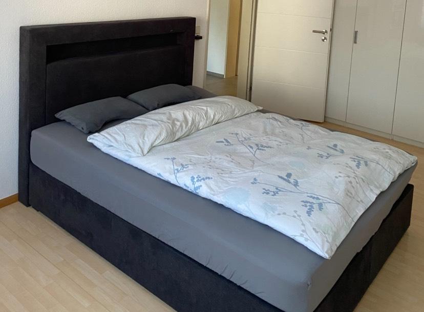 Boxspringbett 160 x 200 cm mit Beleuchtung und USB-Anschluss in Freiburg im Breisgau