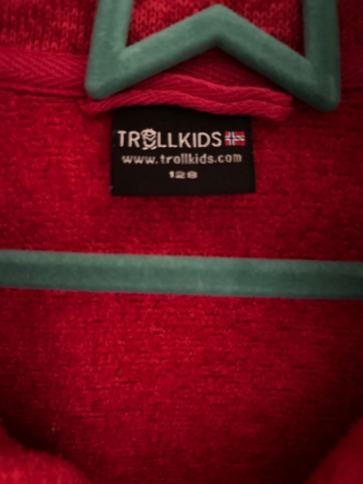 Trollkids Strickjacke 128 rot in Gladbeck