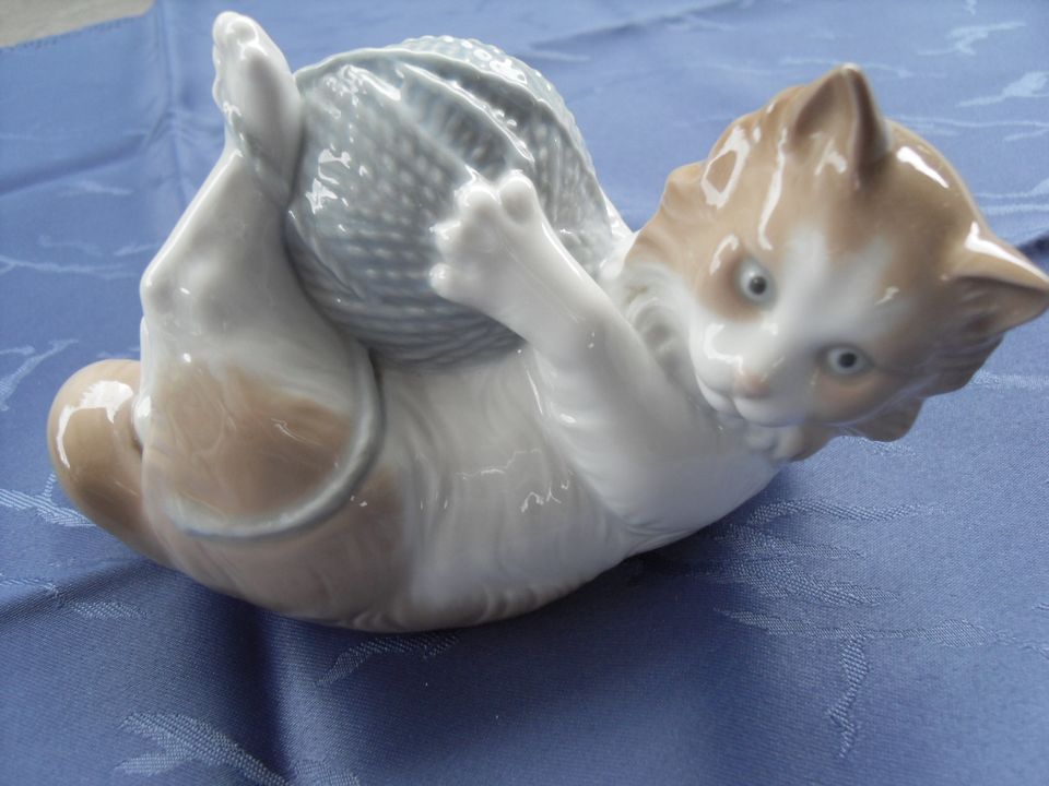 Nao by Lladro Porzellanfigur spielende Katze mit Wollknäuel in Essen