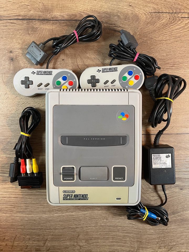 Super Nintendo SNES - Spielekonsole mit Zubehör in Bergweiler