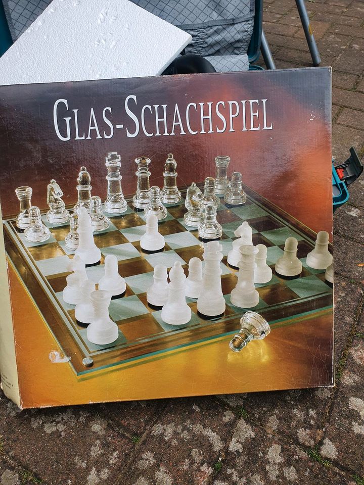 Schachspiel aus Glas in Hannover