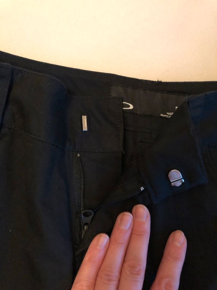 Oakley Stoffshorts kurze Hose schwarz NEU Größe 5/6 in Untergruppenbach