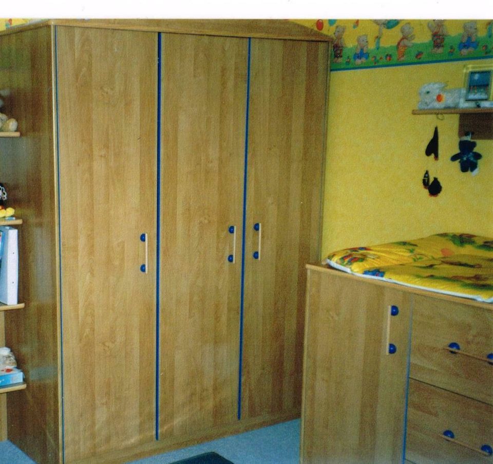 Kinderzimmer: Schrank, Junior Bett , (Wickel) Kommode, Regal. in Bergkamen