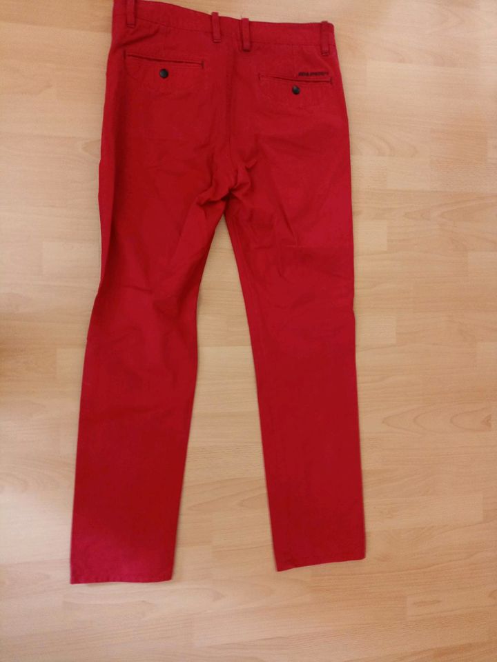 Rote Herren Jeans Gr .33/32 zum Knöpfen in Berlin