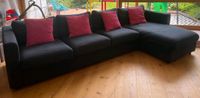 Couch schwarz mit Kissen rot Bayern - Geretsried Vorschau