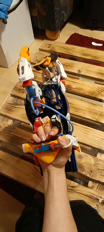 Selbst gebauter Roboterhandschuh in Wissen