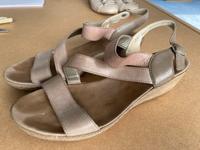 Rieker Sandalen mit Keilabsatz Gr. 39 Hessen - Butzbach Vorschau