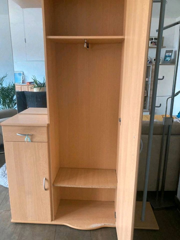 Garderobe für Selbstabholer zu verschenken in Holzwickede