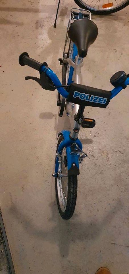 Kinderfahrrad ( Polizei ) Luftpumpe , Fahrradhelm in Frankfurt am Main