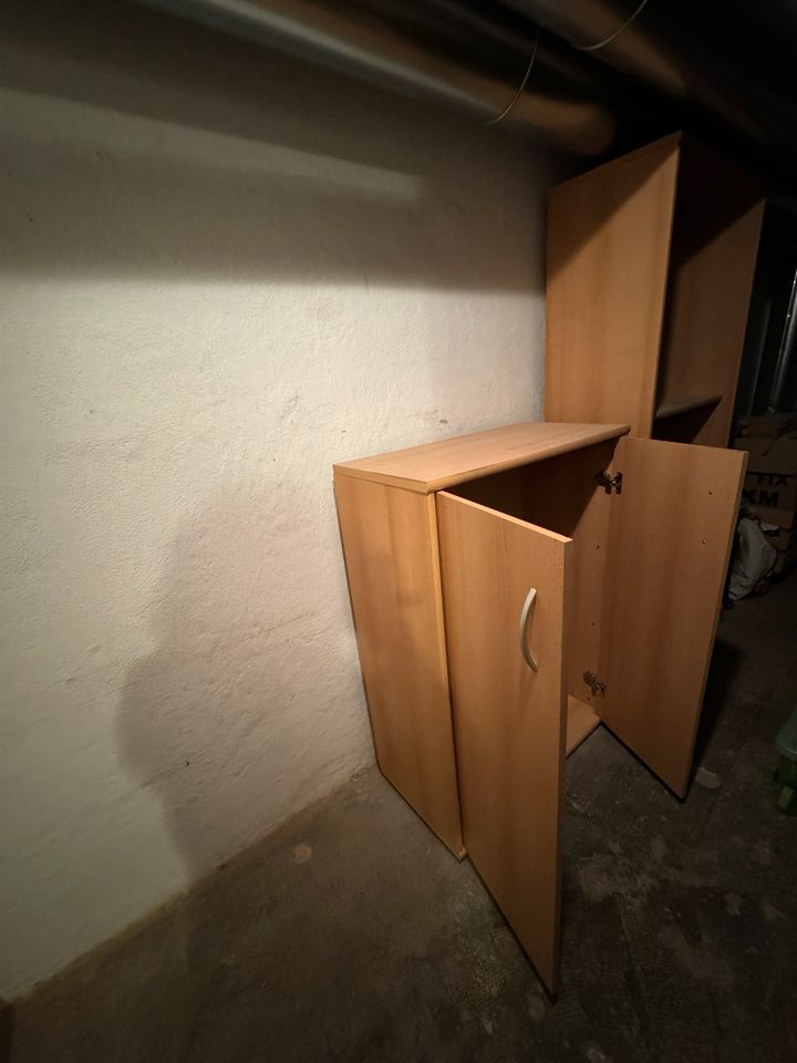 Zu verschenken: Regal und Schrank in München