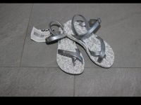 Neu Ipanema Sandalen Schuhe Gr. 26 Zehentrenner grau silber/weiß Bayern - Hirschau Vorschau