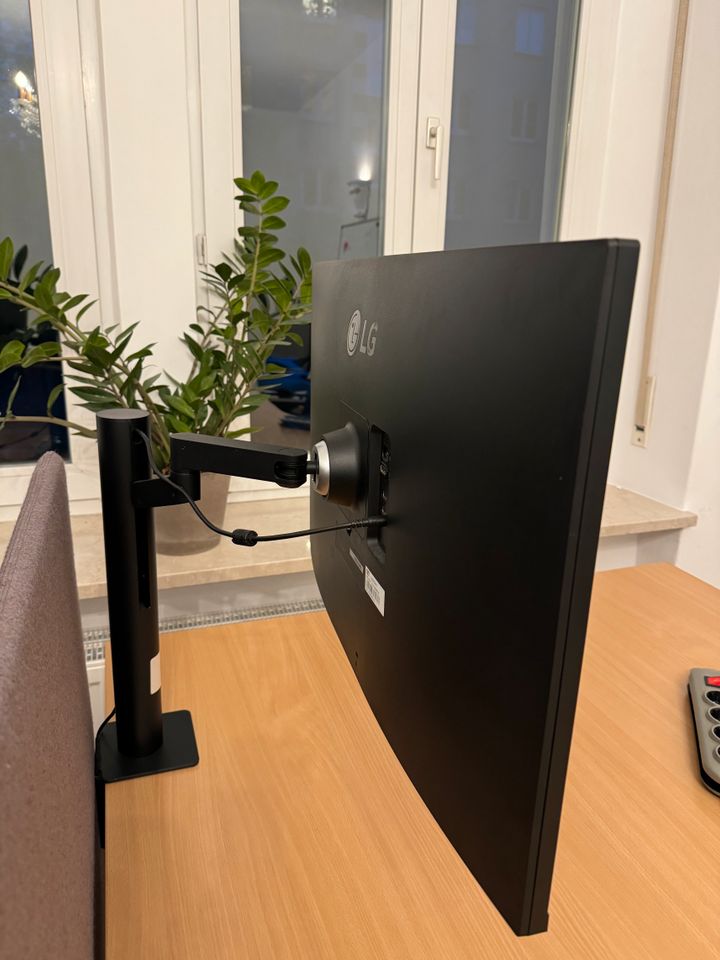 1x LG 31,5 Zoll UltraFine™ Ergo 4K Monitor in München