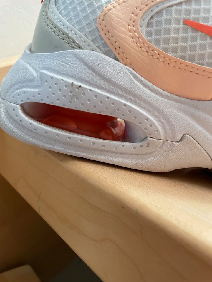 Nike sneaker in Schwallungen