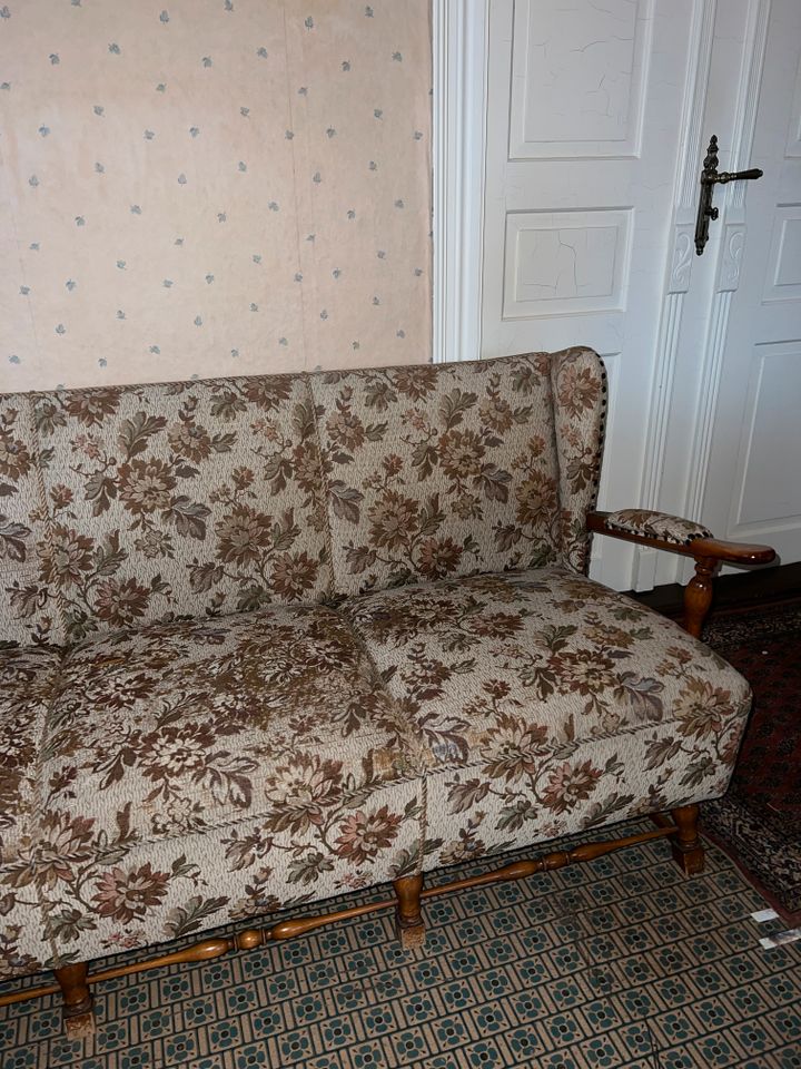 60er/ 70er Jahre Couch/ Sofa mit Armlehnen // DDR in Lößnitz