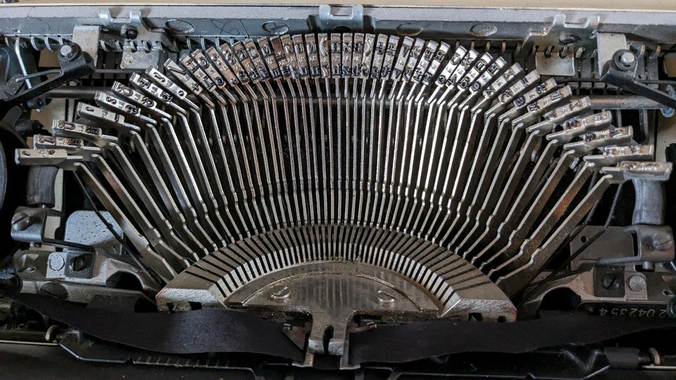 Alte mechanische Schreibmaschine mit Koffer in Jersleben