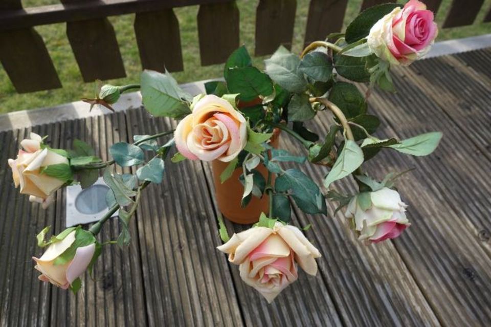 Vier Stiele künstliche Blumen sechs Blüten Rosa Rosen Dornen in Egelsbach