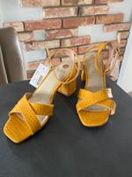 Neu & ungetragen Damen Sandalen Pumps Mais Gelb la strada 40 Bayern - Fürth Vorschau