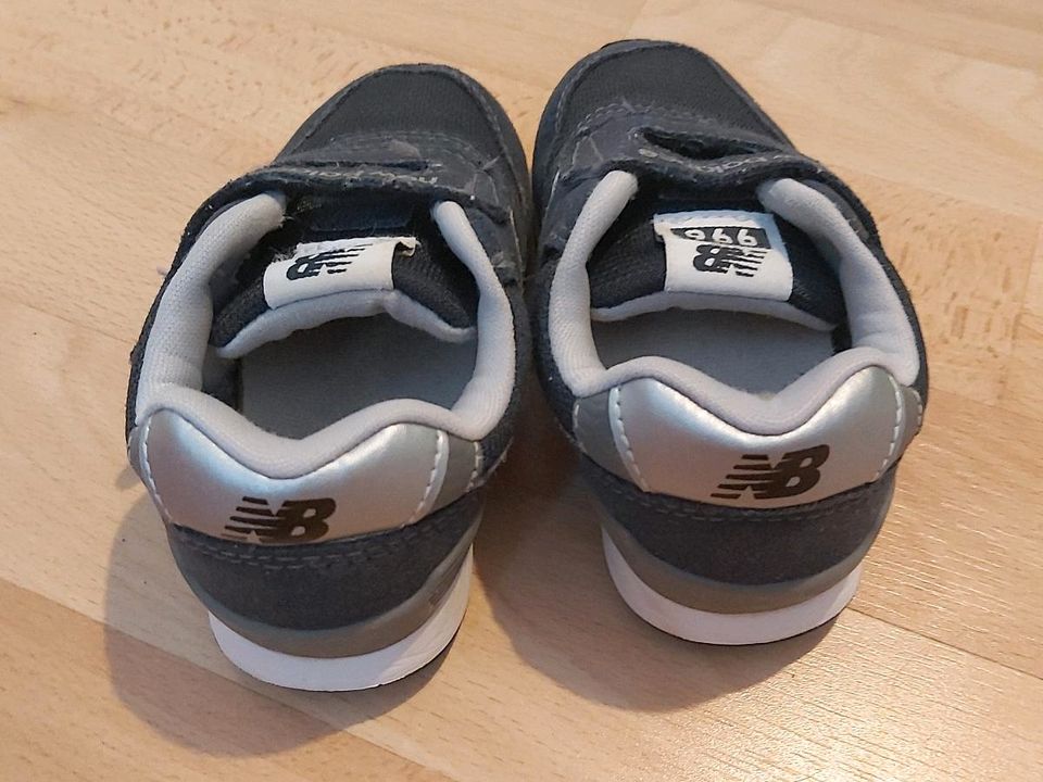 New Balance Kinder Sneakers 14,5cm gr. 23 in Düsseldorf