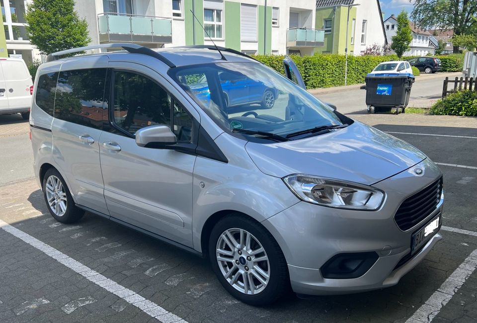 Ford Tourneo Courier Titanium 2020/2 1,5 TDCi 74KW in Bielefeld