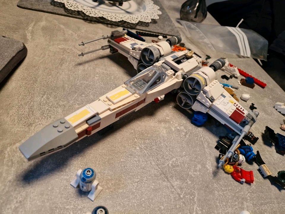 Lego Star Wars X-Wing 75218 und sehr viele verschiedene Figuren in Lübbecke 