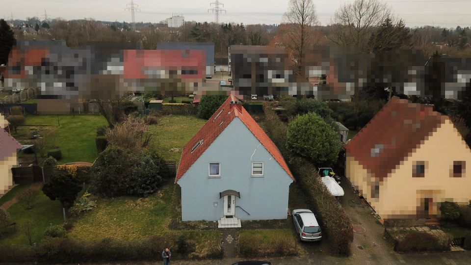 Sanierungsbedürftiges Zweifamilienhaus in ruhiger Lage von Bremen in Bremen