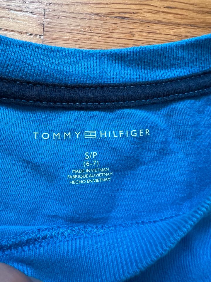 Tommy Hilfiger T-Shirt Kinder Shirt Jungs Gr. 116 122 6 / 7 Jahre in Heidelberg