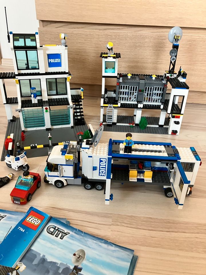 Lego City Polizeiwache und Polizeiwagen 7288+7744 in Unna