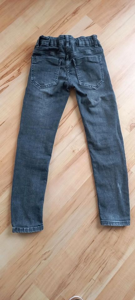 anthrazit Jeans von Yigga Größe 134 verstellbar in Leopoldshöhe