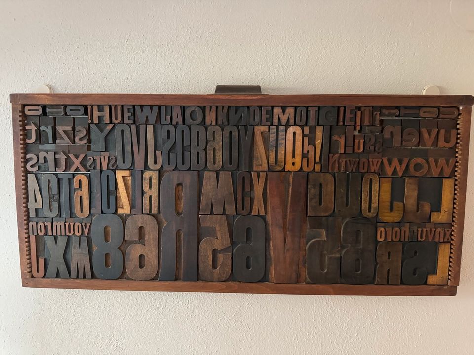 Holzlettern-Collage, Buchstaben Setzkasten, alte Holzbuchstaben in Wölfersheim