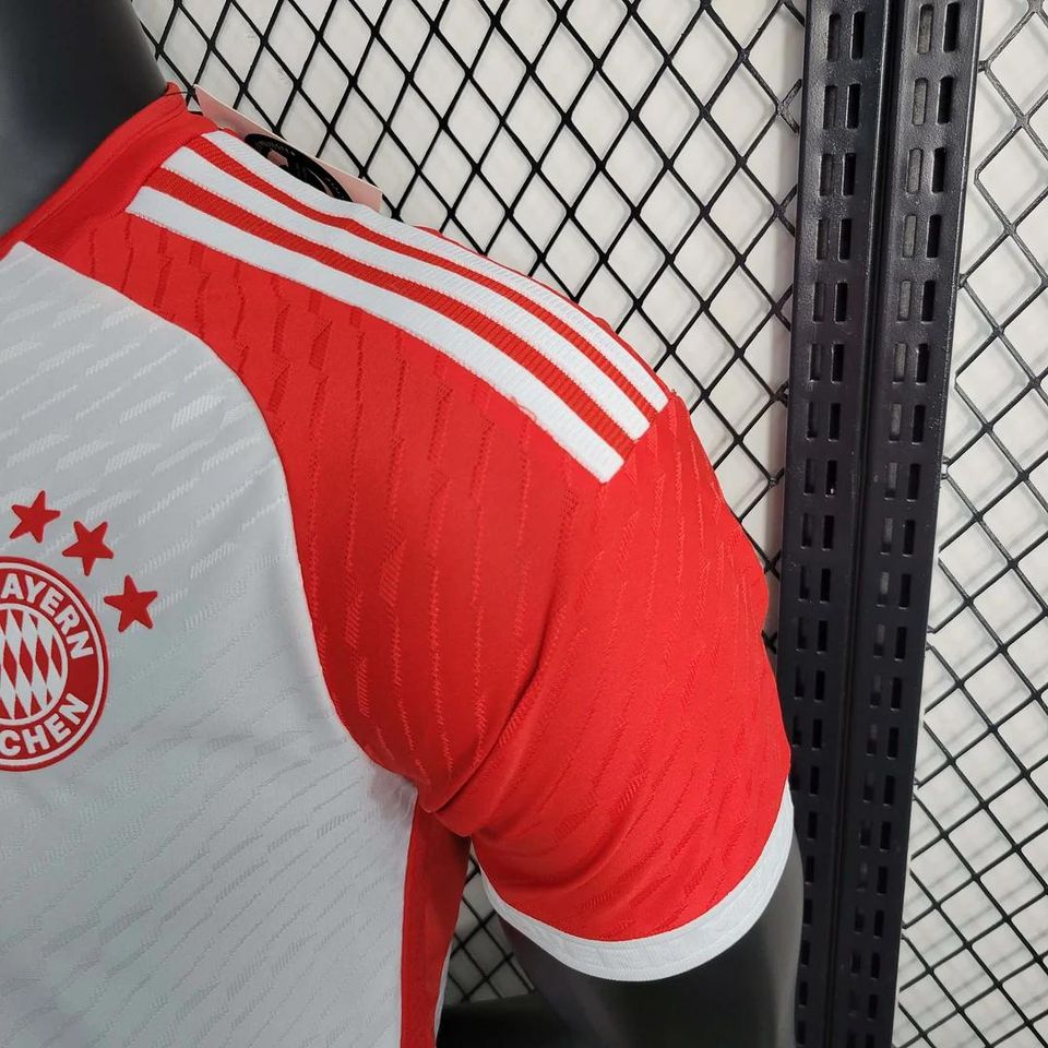 Fussballtrikot Bayern München Heim Weiß 2023/2024 in Berlin