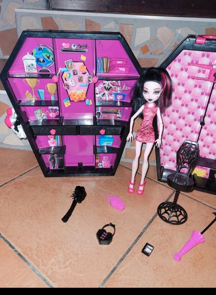 Monster High Puppe Draculaura Draculocker Kleiderschrank in Lautertal (Vogelsberg)