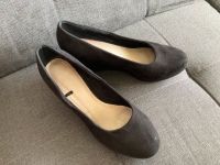 Wildlederoptik Pumps High Heels schwarz edel Keilabsatz, 39 Hessen - Wiesbaden Vorschau