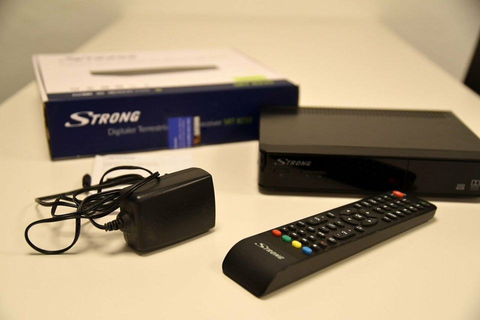 STRONG SRT 8210 digitaler terrestrischer HD Receiver in Bremen