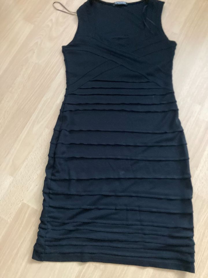 Betty Barclay Strickkleid Gr. 40, schwarz in Solingen