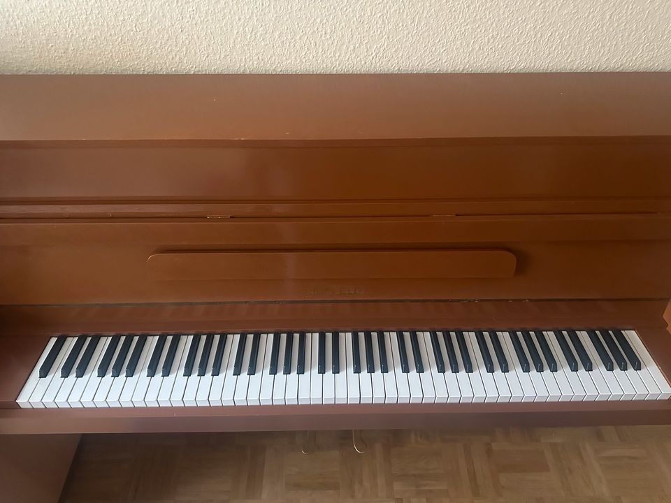 Klavier aus Holzmaterial in Köln