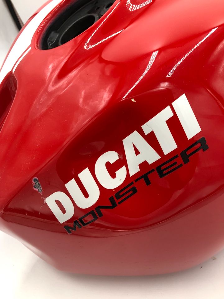 Ducati Monster Stripe 821 1200 Tank 58612001CH *gebraucht* in Braunschweig