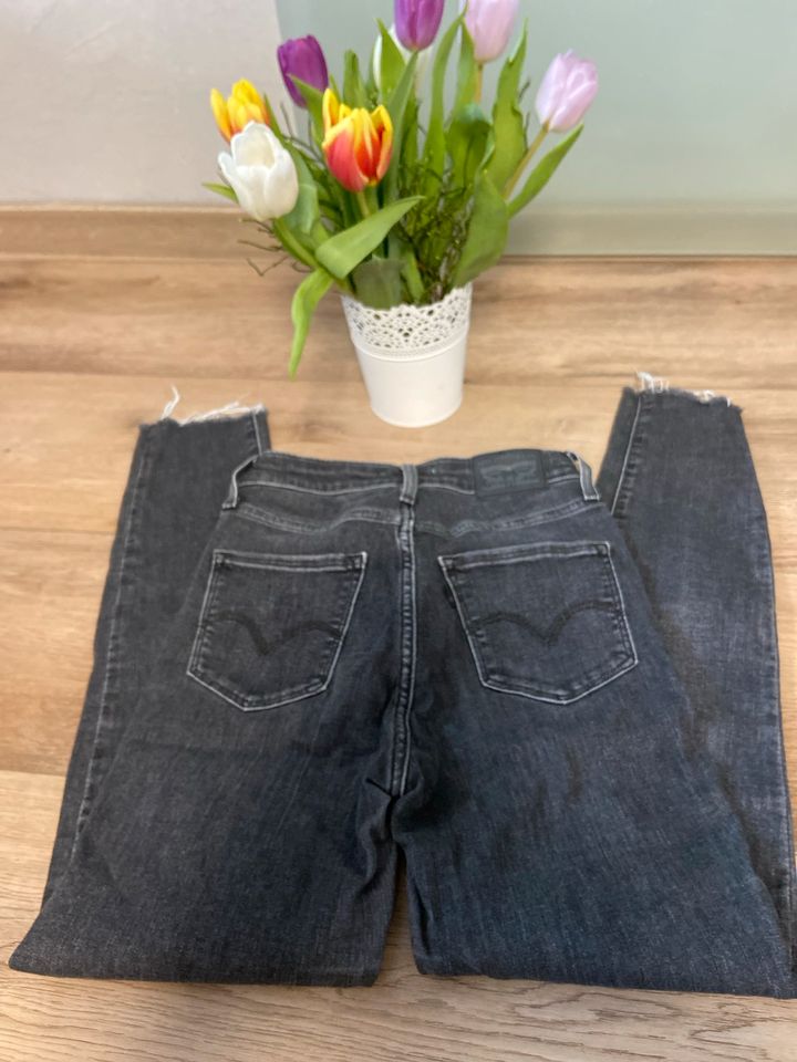 Jeans Levi’s 721 high rise skinny Gr 25 in Gieselwerder