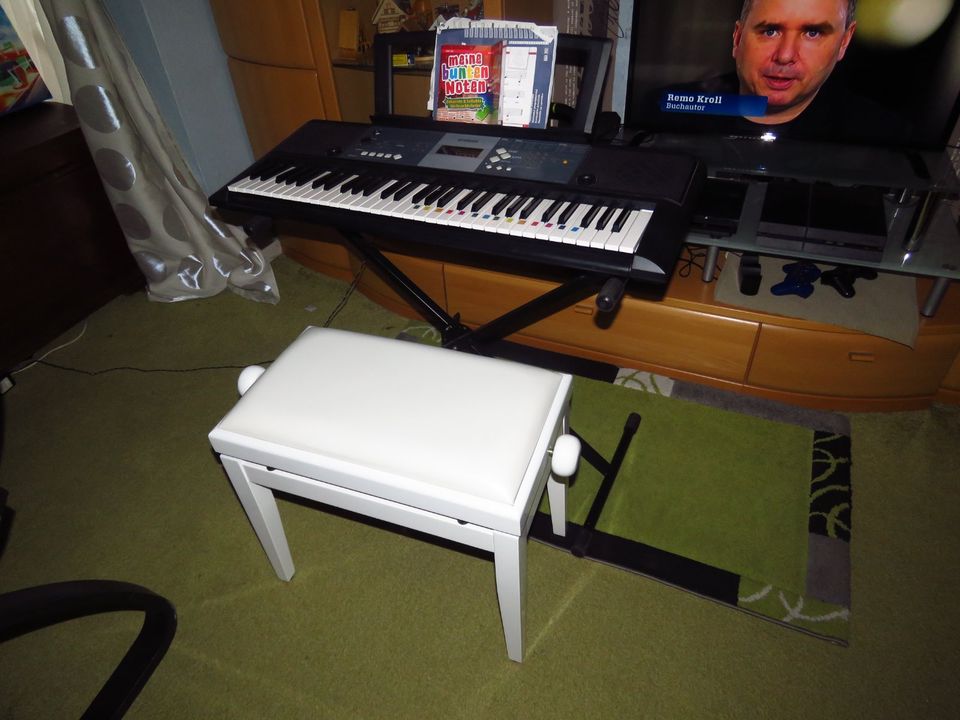 Yamaha Digital Keyboard PSR-E233 YPT-230 mit Ständer in Rehden