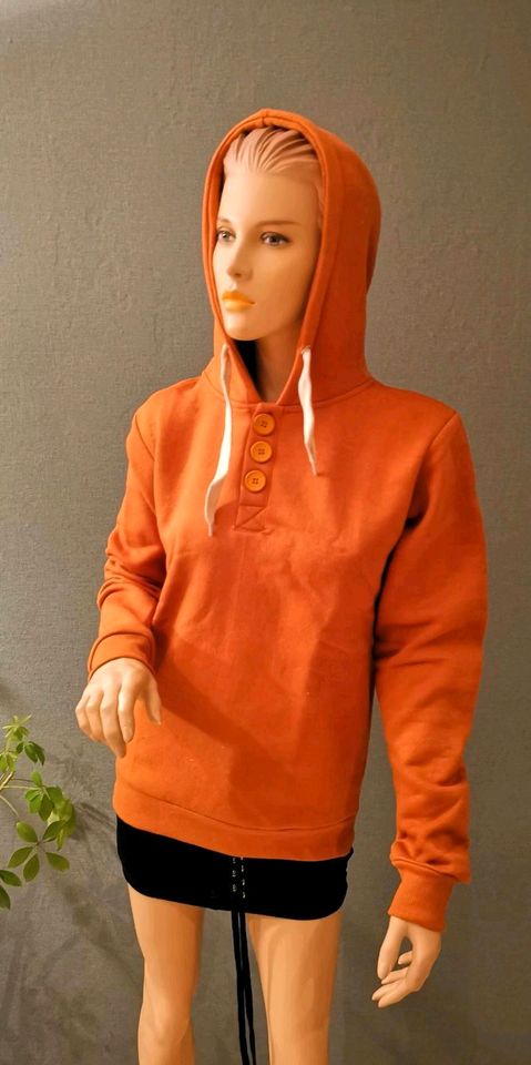 Jetzt im Preis gesenkt!!! Schöner Hoodie in Orange und Schwarz mit Knöpfen!!! Größe M, L, XL und XXL !!! in Bochum