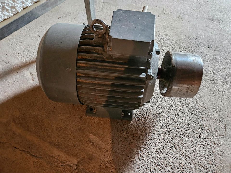 Drehstrommotor Motor Elektro 380 400V 5,5 Kw mit Welle für Riemen in Wolfhagen 