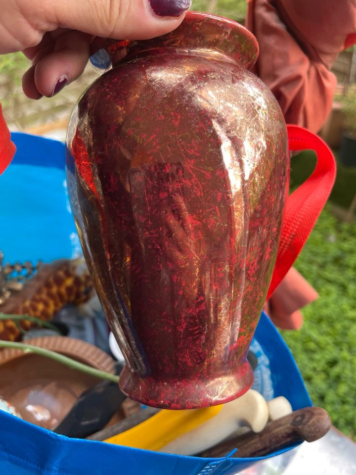 Vase rot mit chinesische Schrift und braun in München