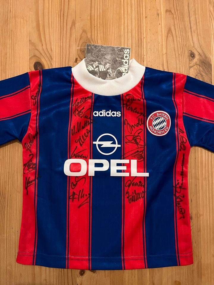 Legendäres Bayern-Trikot (Mini) von 96/97 mit original Autogramme in Essen